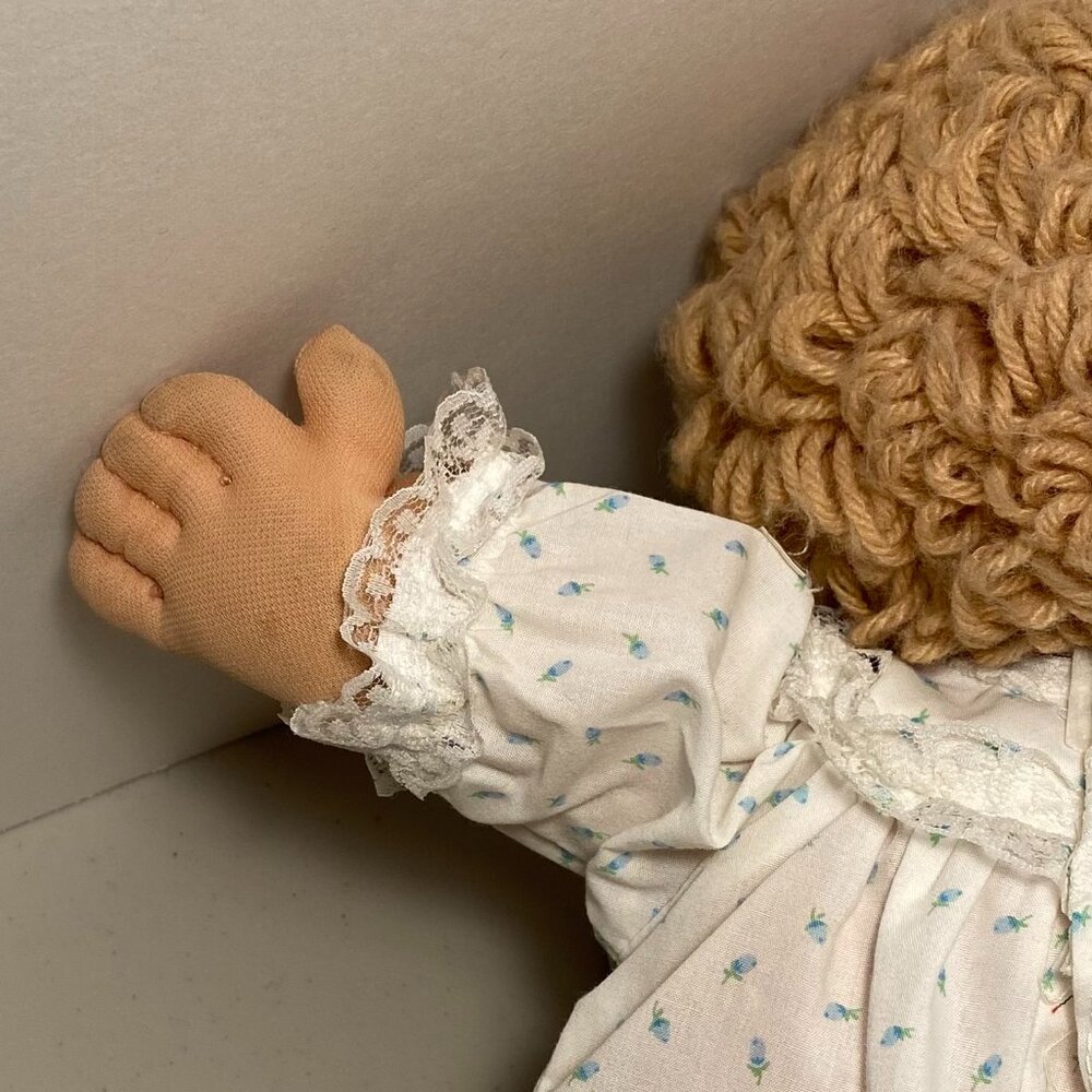 1983 Cabbage Patch Kids Doll Green Eyes Short Curly Blonde Hair CPK Outfit+Shoes - Picture 4 of 15